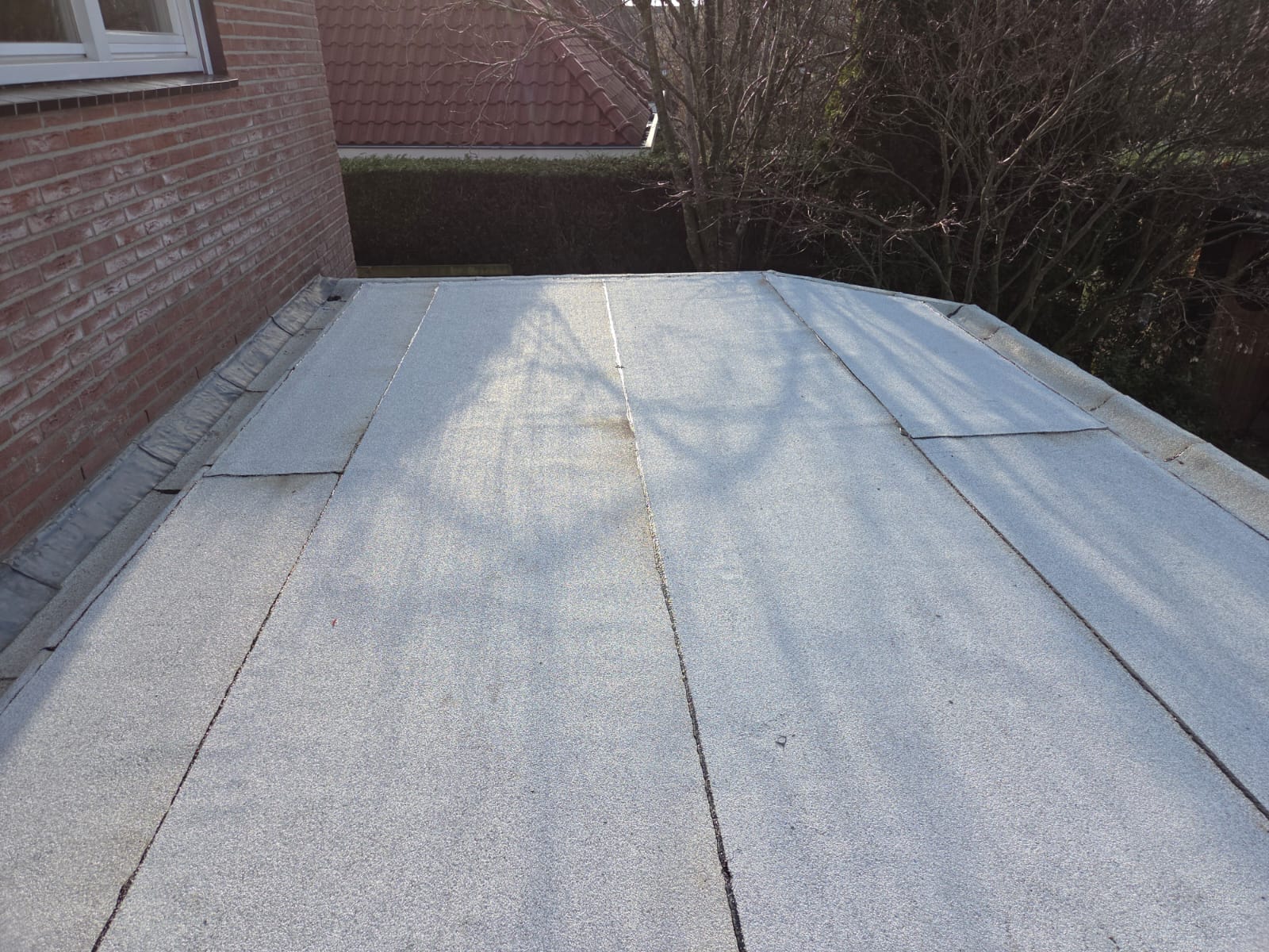 Witte dakbedekking dakdekker