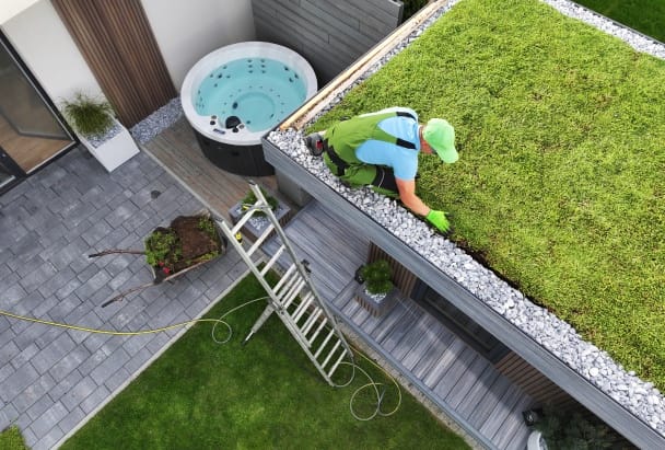 SEO - man bezig op groen dak